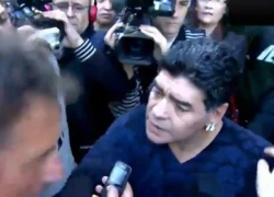 Maradona nổi khùng vì bạn gái bị trêu