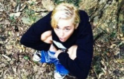 Miley Cyrus phản cảm khi đi vệ sinh ở gốc cây