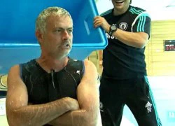 Mourinho gào thét trong "Thử thách với xô nước đá"