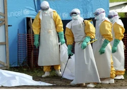 Những bác sĩ quốc tế quên mình đổ về tâm dịch Ebola