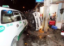 Ô tô "chổng vó" sau khi cuốn phăng xe máy, húc taxi