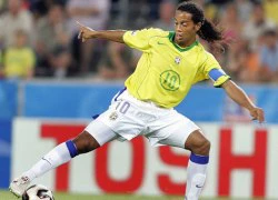 Ronaldinho khoe bộ sưu tập áo đấu khổng lồ