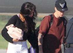 Selena Gomez và Justin Bieber nắm tay hạnh phúc rời máy bay