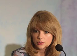 Taylor Swift xinh xắn "không tì vết" trong buổi họp báo