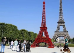 Tháp Eiffel có thêm &#8216;em gái&#8217;