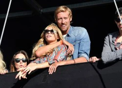 Vợ chồng Peter Crouch 'diễn cảnh nóng' trên Instagram