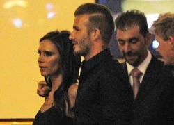 Vợ chồng Victoria Beckham khoác vai nhau tình cảm