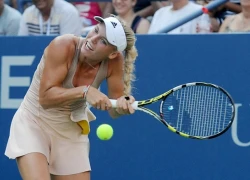 Wozniacki bị mất điểm vì tóc mắc vào vợt