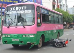 Xe buýt tông xe máy, một nữ sinh nhập viện