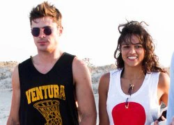 Zac Efron đắm đuối bên 'tình già'