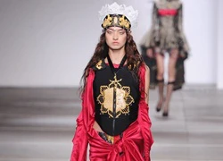 10 kiểu mốt điên rồ không nên thử từ London Fashion Week