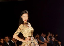 Á khôi Miss Ngôi Sao Khánh Vân tự tin catwalk