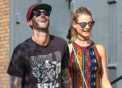 Adam Levine hạnh phúc nắm tay vợ mới cưới đi mua sắm