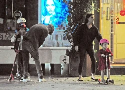 Ảnh Harper Beckham trượt scooter đi ăn hot nhất tuần