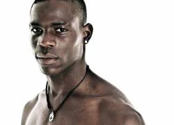 Balotelli biết nói chuyện với&#8230; chó