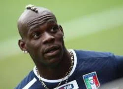 Balotelli lại lừa tình hai cô bạn thân