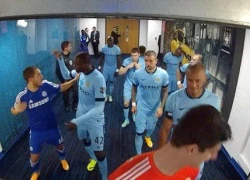 Bị Yaya Toure tát đầu, Eden Hazard yếu ớt chống trả