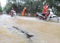 Cảnh người dân hối hả chạy lũ giữa thành phố