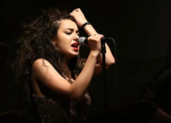 Charli XCX muốn được hát cùng Britney Spears