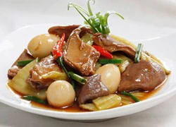 [Chế biến] - Bao tử kho dưa cải trứng cút