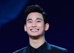 &#8220;Cụ giáo&#8221; Kim Soo Hyun cười &#8220;hết cỡ&#8221; nhận cú đúp giải thưởng