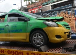 Đang lưu thông, xe taxi bất ngờ bốc cháy trên phố