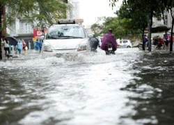 Hà Nội ngập giờ đi làm, dân bì bõm lội nước