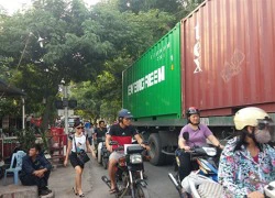 Hà Nội: Xe container "ăn vạ" giữa đường tàu hỏa