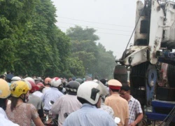 Hàng trăm người nỗ lực giải cứu toa tàu bị văng khỏi đường ray