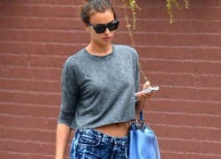 Irina Shayk diện đồ siêu ngắn bất chấp thời tiết