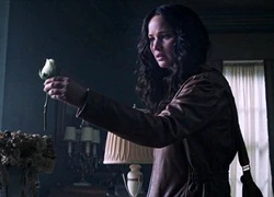 Katniss (Jennifer Lawrence) sợ hãi trước bông hồng trắng