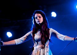 Lana Del Rey tổ chức biểu diễn ở nghĩa trang