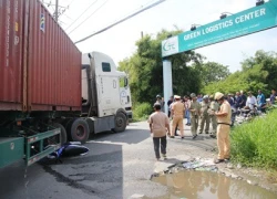 Lao vào xe container, nam thanh niên chết thảm