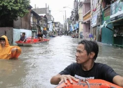 Manila tê liệt vì nước lụt