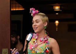 Miley Cyrus khoe eo thon và style sặc sỡ tự tạo