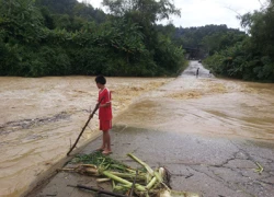 Người dân TP Lạng Sơn hốt hoảng chuyển đồ chạy lũ trong đêm