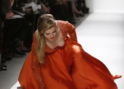 Những pha sảy chân hài hước trên sàn catwalk