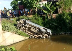 Ô tô lao xuống mương nước, 4 người may mắn thoát chết