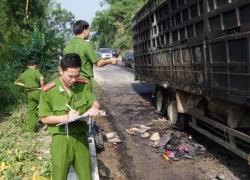 Ô tô tải chở hàng bốc cháy