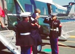 Obama gây "bão" vì kiểu chào... cốc trà nóng