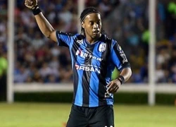 Ronaldinho phấn khích nhảy samba ăn mừng