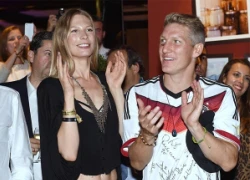 Schweinsteiger tình tứ nắm tay Ana Ivanovic