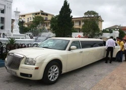 Siêu xe Limousine dài gần 9m xôn xao Nghệ An