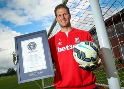 Thủ môn Begovic được ghi vào kỷ lục Guinness