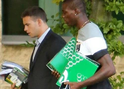 Tín đồ công nghệ Balotelli dùng 3 điện thoại 1 lúc