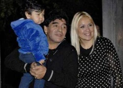 Vừa tái hợp, Maradona đã bị &#8220;cắm sừng&#8221;