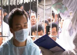 Xem tình huống cách ly người VN nghi nhiễm Ebola