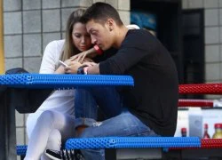 Bạn gái dọn đồ khỏi nhà Mesut Oezil sau bê bối gạ tình