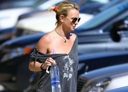 Britney Spears quần áo xộc xệch ra phố