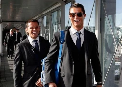 C. Ronaldo bóng bẩy, điệu đà sang Anh